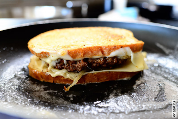 Сложный горячий бутерброд сыром