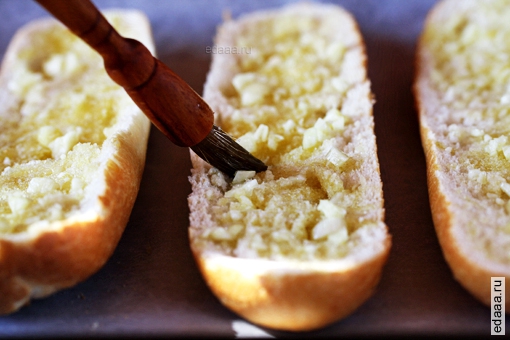 Чесночный хлеб с сыром и оливками