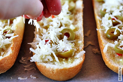Чесночный хлеб с сыром и оливками