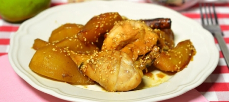Курица с грушей и специями наполнят ваш дом аппетитными ароматами.