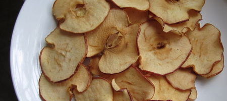 Сделайте свои собственные яблочные чипсы в домашних условиях в духовке!