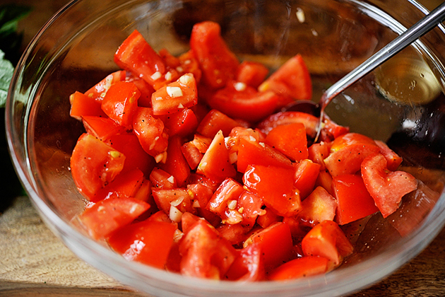 Запеченные помидоры с чесноком