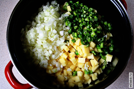 Картофельный суп с сельдереем и базиликом