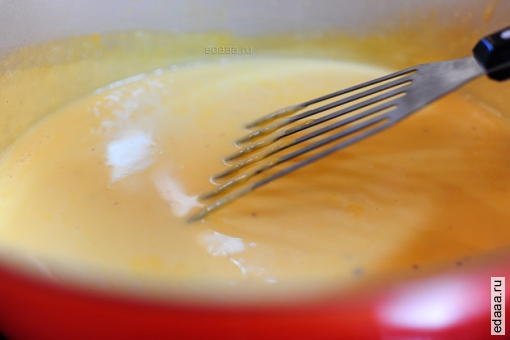 Брокколи в сырном соусе с крекерами 