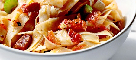 Настоящая итальянская паста в томатном соусе и пикантным вкусом бекона
