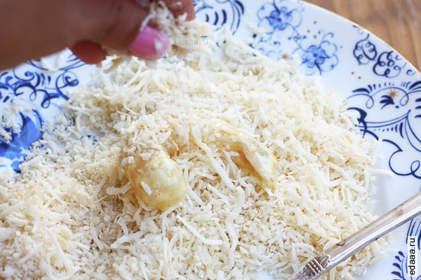 Запеченные в кокосе креветки с пряно-медовым соусом