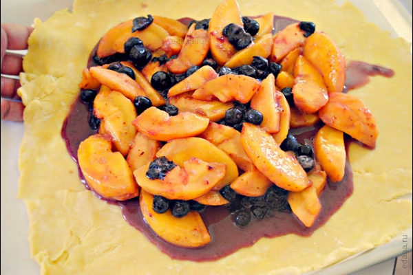 Деревенский пирог с черникой и персиками