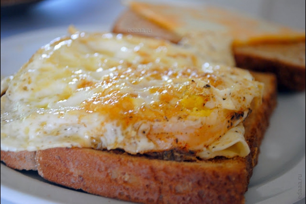 Сандвич с жаренным яйцом