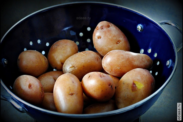 Картофель запеченный с розмарином и чесноком