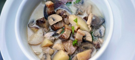 Оригинальный суп с моллюсками, картофелем и грибами.