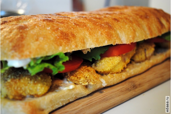 Рыбный сандвич с соусом  Тартер