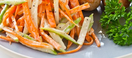 Куриные колбаски с морковно-яблочным салатом