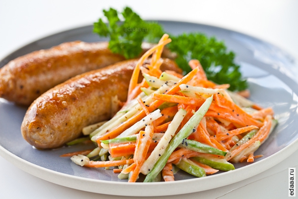 Куриные колбаски с морковно-яблочным салатом