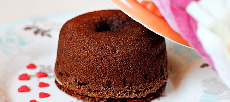 Воздушный шоколадный кекс с жидкой начинкой и кофейный ароматом.