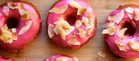 Розовые пончики с поджаренным кокосом