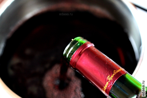 Теплое вино с корицей и гвоздикой