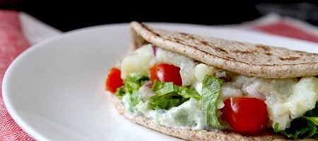 Оригинальное греческое блюдо с овощами и сырным соусом.
