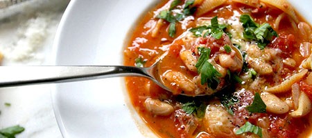 Сытный итальянский суп с овощами, пастой и беконом.