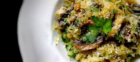 Ароматное сытное блюдо с оригинальным кабачком, грибами и зеленью.