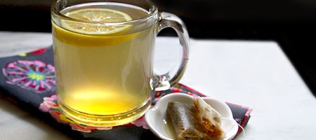 Горячий согревающий коктейль с чаем, медом и джином.