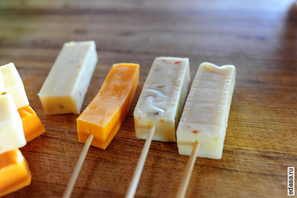 Сосиски и сыр на шпажках в тесте