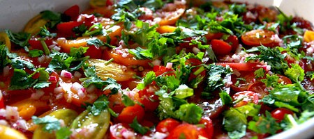 Ароматный овощной салат с домашним соусом винегрет.