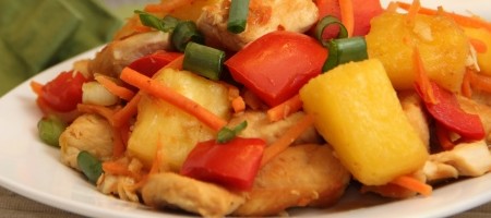Аппетитная куриная грудка с овощами и ананасом