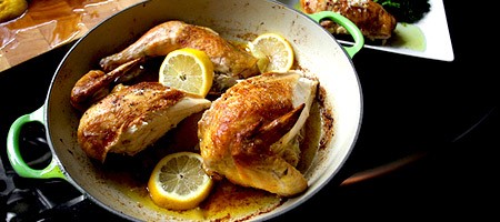 Ароматная запеченная курица с пикантным домашним соусом.