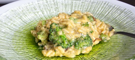 Аппетитное ризотто под сырным соусом с брокколи и грибами