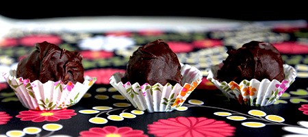 Восхитительные конфеты с миндалем в шоколадной глазури.