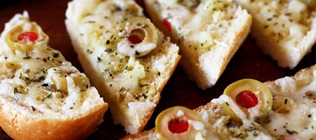 Пикантный хлеб с мягкой начинкой и сырным ароматом по-итальянски.